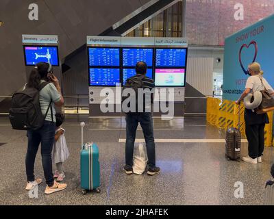 Scheda informativa sul volo. Sala partenze dell'aeroporto internazionale di Hamad Foto Stock