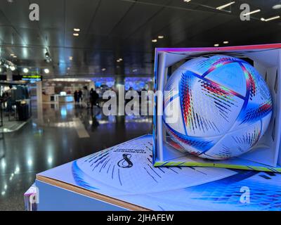 Qatar FIFA World Cup 2022 Match Ball al Rihla all'aeroporto di Hamad Doha Foto Stock