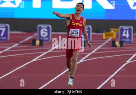 Eugene, Stati Uniti. 16th luglio 2022. Wang Jianan della Cina festeggia dopo il suo ultimo salto durante la finale di salto lungo degli uomini al campionato mondiale di atletica Oregon22 a Eugene, Oregon, gli Stati Uniti, 16 luglio 2022. Credit: WU Xiaoling/Xinhua/Alamy Live News Foto Stock