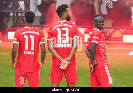 Kingsley Coman, FCB 11 Eric MAXIM CHOUPO-MOTING (FCB 13) Sadio Mane (FCB 17) nella presentazione del Team FC BAYERN München 1.German Football League il 16 luglio 2022 a Monaco di Baviera, Germania. Stagione 2022/2023, 1.Bundesliga, München, FCB, © Peter Schatz / Alamy Live News Foto Stock