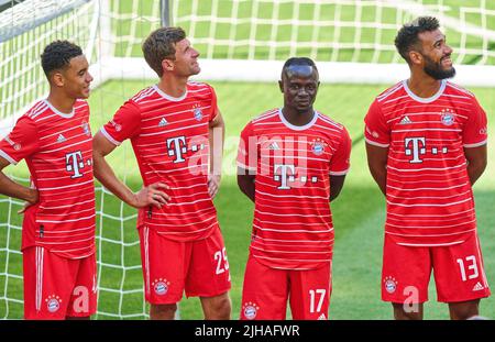 Jamal MUSIALA, FCB 42 Thomas MUELLER, Müller, FCB 25 Sadio Mane (FCB 17) Eric MAXIM CHOUPO-MOTING (FCB 13) nella Presentazione del Team FC BAYERN München 1.German Football League il 16 luglio 2022 a Monaco di Baviera, Germania. Stagione 2022/2023, 1.Bundesliga, München, FCB, © Peter Schatz / Alamy Live News Foto Stock