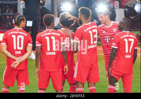 Serge GNABRY, FCB 7 ha firmato il contratto fino al 2026, Eric MAXIM CHOUPO-MOTING (FCB 13) Kingsley Coman, FCB 11 Leroy SANE, FCB 10 Thomas MUELLER, Müller, FCB 25 Sadio Mane (FCB 17) nella Team Presentation FC BAYERN München 1.German Football League il 16 luglio 2022 a Monaco di Baviera, Germania. Stagione 2022/2023, 1.Bundesliga, München, FCB, © Peter Schatz / Alamy Live News Foto Stock