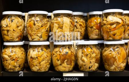 Funghi sottaceto in vasetti di vetro in negozio Foto Stock