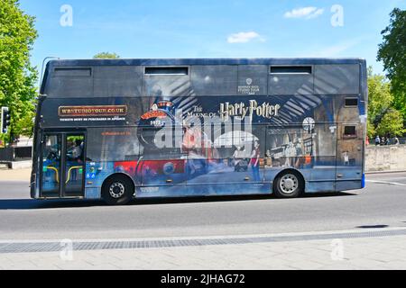 Autobus navetta che corre per passeggeri per gli appassionati da Victoria a Warner Bros "Harry Potter Studio Tour" esperienza a Watford Inghilterra Regno Unito Foto Stock