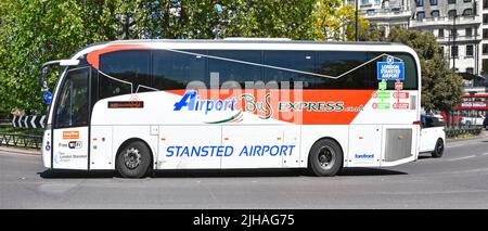 Vista laterale del conducente e grafica pubblicitaria su Easy Bus Stansted Airport Express servizio di pullman passeggeri a Park Lane con partenza da Londra Inghilterra Regno Unito Foto Stock