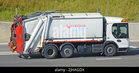 Veolia vista laterale tetto bianco pulito ambiente servizi rifiuti rifiuti rifiuti rifiuti rifiuti cestino camion camion camion con conducente guida lungo la strada autostradale del Regno Unito Foto Stock