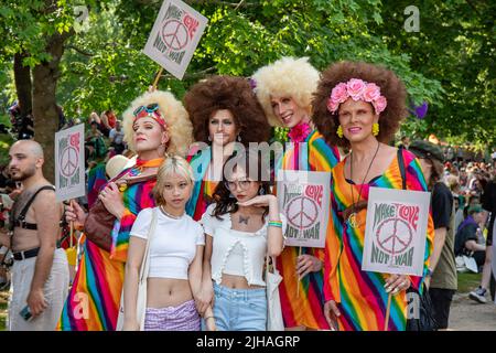 Trascinare regine in posa con giovani donne o adolescenti al picnic Helsinki Pride Park a Kaivopuisto, Helsinki, Finlandia Foto Stock