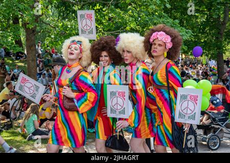 Trascinare le regine in posa con i segni di Make Love Not War all'Helsinki Pride Park picnic a Kaivopuisto, Helsinki, Finlandia Foto Stock