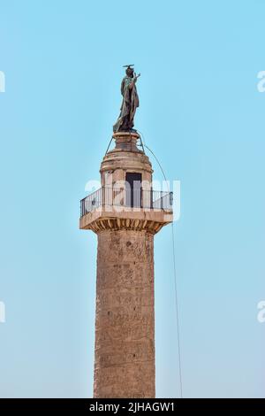 La statua di Pietro sulla colonna di Traiano con il punto di vista a Roma, Italia Foto Stock