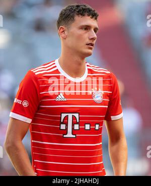 Monaco di Baviera, Germania. 16th luglio 2022. Calcio: Bundesliga, presentazione di squadra e formazione FC Bayern all'Allianz Arena. Benjamin Pavard in azione. Credit: Sven Hoppe/dpa - NOTA IMPORTANTE: In conformità con i requisiti della DFL Deutsche Fußball Liga e della DFB Deutscher Fußball-Bund, è vietato utilizzare o utilizzare fotografie scattate nello stadio e/o della partita sotto forma di immagini di sequenza e/o serie di foto video-simili./dpa/Alamy Live News Foto Stock