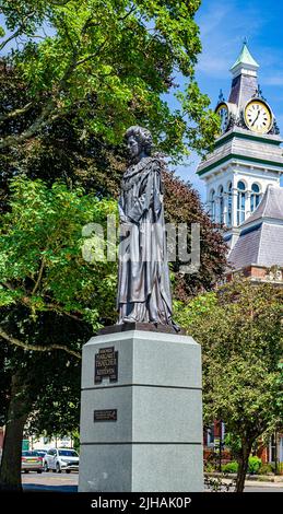 St Peters Hill, Grantham, Lincolnshire, Regno Unito – Statua di Margaret Thatcher, in seguito Baronessa Margret Thatcher di Kesteven, prima donna del primo ministro del Regno Unito Foto Stock