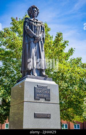 St Peters Hill, Grantham, Lincolnshire, Regno Unito – Statua di Margaret Thatcher, in seguito Baronessa Margret Thatcher di Kesteven, prima donna del primo ministro del Regno Unito Foto Stock