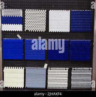 Componenti trasportatori a nastro in plastica per la linea di produzione alimentare. Foto Stock