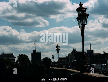 Londra, UK - 14 luglio 2022: Silhouette del ponte Putney sul Tamigi che collega Putney a sud a Fulham a nord. Foto Stock