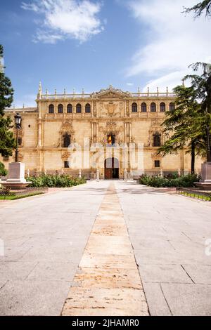 Facciata della costruzione del Collegio di Sant'Ildefonso, sede dell'Università di Alcalá de Henares Foto Stock