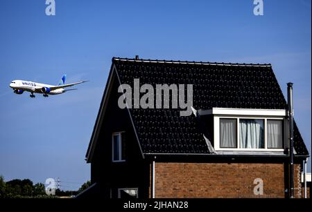 2022-07-17 10:25:14 ZWANENBURG - un aereo vola sopra una casa nelle vicinanze di Schiphol. I residenti vicino all'aeroporto stanno andando a corte. Essi chiedono che il Ministro Mark Harbers (Infrastructure and Water Management) ponga fine all'inquinamento acustico causato dal traffico aereo di Schiphol. ANP RAMON VAN FLYMEN olanda OUT - belgio OUT Foto Stock