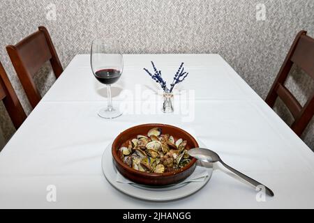 Vongole galiziane al vapore in una pentola di argilla Foto Stock