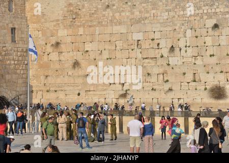 Gerusalemme, Israele - 20 Marzo 2014: gli ebrei pregare sotto il muro occidentale nella città vecchia. La città vecchia è elencato come patrimonio mondiale dell UNESCO dal 1981 Foto Stock