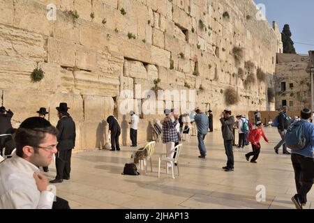 Gerusalemme, Israele - 20 Marzo 2014: gli ebrei pregare sotto il muro occidentale nella città vecchia. La città vecchia è elencato come patrimonio mondiale dell UNESCO dal 1981 Foto Stock