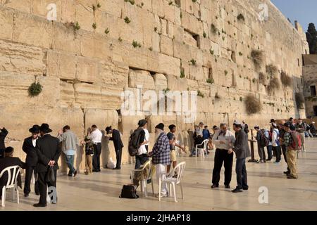 Gerusalemme, Israele - 20 Marzo 2014: gli ebrei pregare sotto il muro occidentale nella città vecchia. La città vecchia è elencato come patrimonio mondiale dell UNESCO dal 1981 Foto Stock