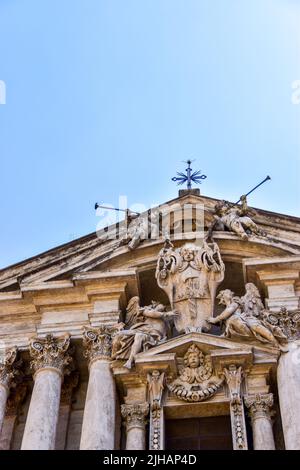 La vista verticale della chiesa Baroquue di San Vincenzo e Anastasio a Trevi a Roma Foto Stock