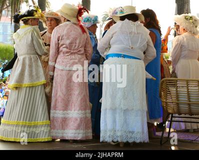 Donne vestite in stile vittoriano per celebrare le feste di Bano de Olas a Santander Cantabria Spagna 15th luglio 2022 Foto Stock