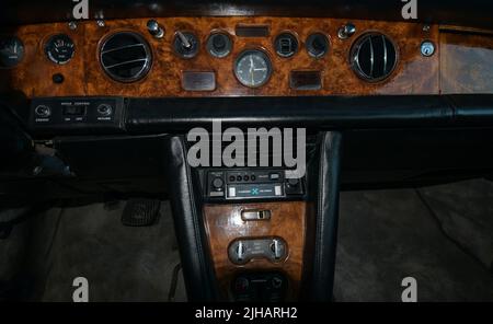 Vista dell'esclusiva limousine di lusso Rolls Royce Silver Shadow 1975 parcheggiata in città. Interno della vettura. Pannelli di controllo, ruota Foto Stock