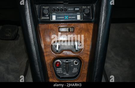 Vista dell'esclusiva limousine di lusso Rolls Royce Silver Shadow 1975 parcheggiata in città. Interno della vettura. Pannelli di controllo, ruota Foto Stock
