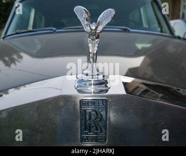 Vista dell'esclusiva limousine di lusso Rolls Royce Silver Shadow 1975 parcheggiata in città. Fronte con scultura ornamento con cofano 'Spirit of Ecstasy'. Foto Stock