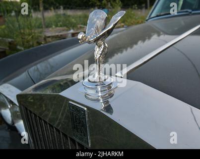 Vista dell'esclusiva limousine di lusso Rolls Royce Silver Shadow 1975 parcheggiata in città. Fronte con scultura ornamento con cofano 'Spirit of Ecstasy'. Foto Stock