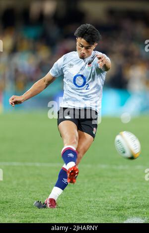 SYDNEY, AUSTRALIA - LUGLIO 16: Marcus Smith of England pratica calci obiettivi prima del gioco tre della serie International Test Match tra la wallaby australiana e l'Inghilterra al SCG il 16 luglio 2022 a Sydney, Australia credito: IOIO IMAGES/Alamy Live News Foto Stock