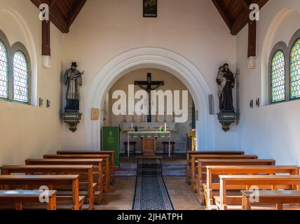 Interno della chiesa di nostra Signora Addolorata della Valle di stava. La chiesetta della Valle di Stava - villaggio Tesero, Val di Fiemme . Trentino Alto Adige, Italia Foto Stock