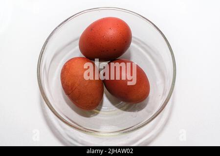 Un colpo superiore delle tre uova in un recipiente di vetro Foto Stock