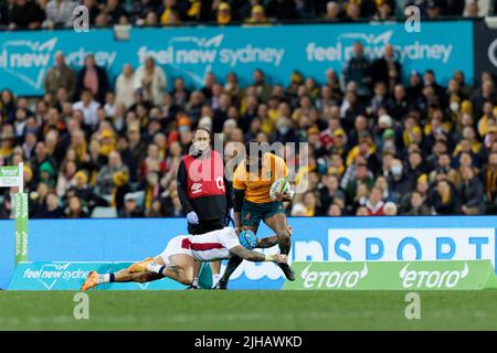 SYDNEY, AUSTRALIA - LUGLIO 16: Jack Nowell of England affronta Marika Koroibete durante il gioco tre della serie International Test Match tra i wallaby australiani e l'Inghilterra al SCG il 16 luglio 2022 a Sydney, Australia Credit: IOIO IMAGES/Alamy Live News Foto Stock