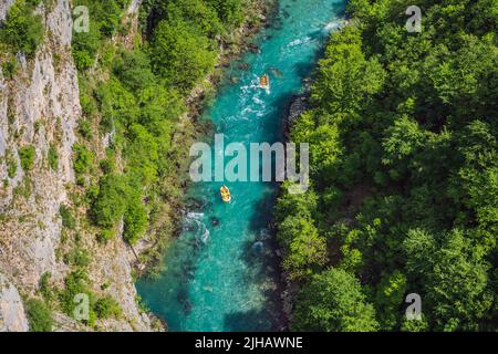 Famoso luogo di rafting e kayak. Kayak attivi in coloratissimo giubbotto salvagente, paddling e allenamento. Rafting sul fiume turchese. Montenegro naturale Foto Stock