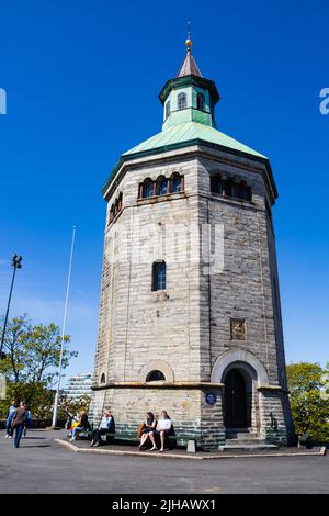 La Torre di Watchmens, la Torre di Valberg, con persone sedute alla base. Stavanger, Norvegia Foto Stock