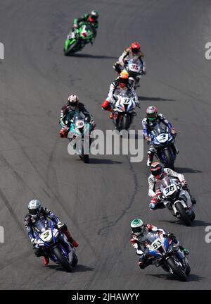 Eugene Laverty (a destra) di Bonovo Action BMW e Kohta Nozane del GYTR GRT Yamaha World SBK Team nel Super Pole durante il terzo giorno del MOTUL FIM Superbike World Championship 2022 a Donington Park, Leicestershire. Data foto: Domenica 17 luglio 2022. Foto Stock