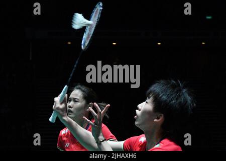 Singapore. 17th luglio 2022. Zhang Shuxian (R)/Zheng Yu of China gareggia durante la finale femminile doppia contro Apryani Rahayu/Siti Fadia Silva Ramadhanti of Indonesia al torneo di badminton del Singapore Open 2022 a Singapore, 17 luglio 2022. Credit: Allora Chih Wey/Xinhua/Alamy Live News Foto Stock