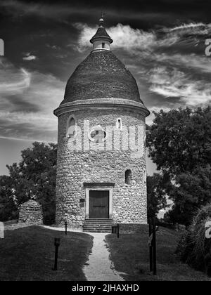 Vista in bianco e nero della Rotonda romanica di San Giorgio a Skalica, in Slovacchia, una storica chiesa in pietra e punto di riferimento culturale. Foto Stock