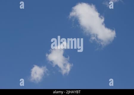 Cumulus nubi nel cielo blu Foto Stock