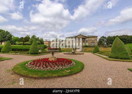 La facciata sud e i giardini formali dello storico parco e tenuta Tatton Hall a Cheshire, Inghilterra. Foto Stock