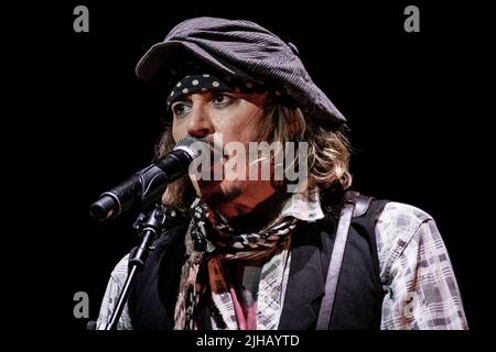 Johnny Depp sembra aver strappato alla Royal Albert Hall il 31 maggio 2022 Foto Stock