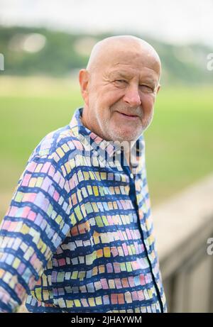 Dresda, Germania. 12th luglio 2022. Hans-Jürgen 'Hansi' Kreische, ex giocatore della SG Dynamo Dresden e giocatore della squadra nazionale della GDR, si erge sui prati dell'Elba. Kreische festeggia il suo 75th compleanno il 19 luglio 2022. Credit: Robert Michael/dpa/Alamy Live News Foto Stock