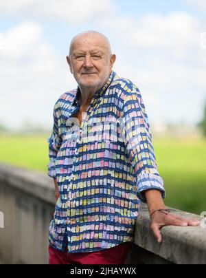 Dresda, Germania. 12th luglio 2022. Hans-Jürgen 'Hansi' Kreische, ex giocatore della SG Dynamo Dresden e giocatore della squadra nazionale della GDR, si erge sui prati dell'Elba. Kreische festeggia il suo 75th compleanno il 19 luglio 2022. (A dpa-Korr 'Director Like Ballack: Dinamo Icon Kreische festeggia 75th anni') Credit: Robert Michael/dpa/Alamy Live News Foto Stock