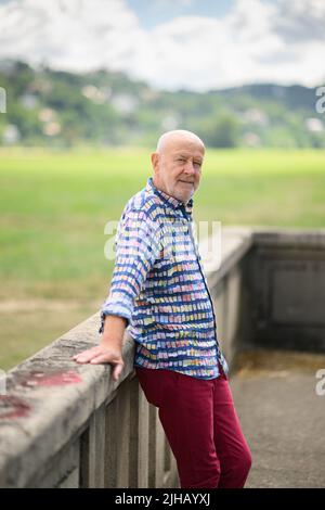 Dresda, Germania. 12th luglio 2022. Hans-Jürgen 'Hansi' Kreische, ex giocatore della SG Dynamo Dresden e giocatore della squadra nazionale della GDR, si erge sui prati dell'Elba. Kreische festeggia il suo 75th compleanno il 19 luglio 2022. Credit: Robert Michael/dpa/Alamy Live News Foto Stock