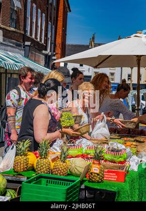 Grantham, Lincolnshire, Regno Unito – gli acquirenti al tradizionale mercato di strada che si tiene in città vendendo prodotti, verdure e frutta Foto Stock