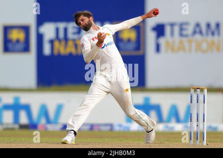 Galle, Sri Lanka. 17th luglio 2022. Pakistan bowler Shaheen Shah Afridi bowls durante i 2nd giorni della partita di cricket di prova 1st tra Sri Lanka e Pakistan al Galle International Cricket Stadium di Galle il 17th luglio 2022. Viraj Kothalwala/Alamy Live News Foto Stock