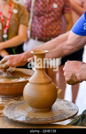 Rodi, Grecia - Maggio 2022: Nuovo vaso dopo argilla è stato modellato utilizzando una ruota di vasaio Foto Stock