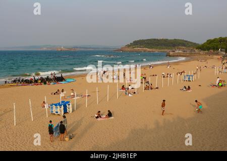 Un grande gruppo di surfisti in un semicerchio sulla spiaggia Sardinero Santander Cantabria Spagna in un semicerchio esercizi di riscaldamento durante una lezione Foto Stock