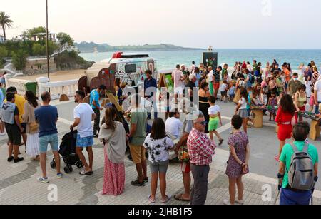 Persone che accodano per sardine grigliate gratuite durante le feste di Bano de Olas Sardinero Santander Cantabria Spagna luglio 2022 Foto Stock